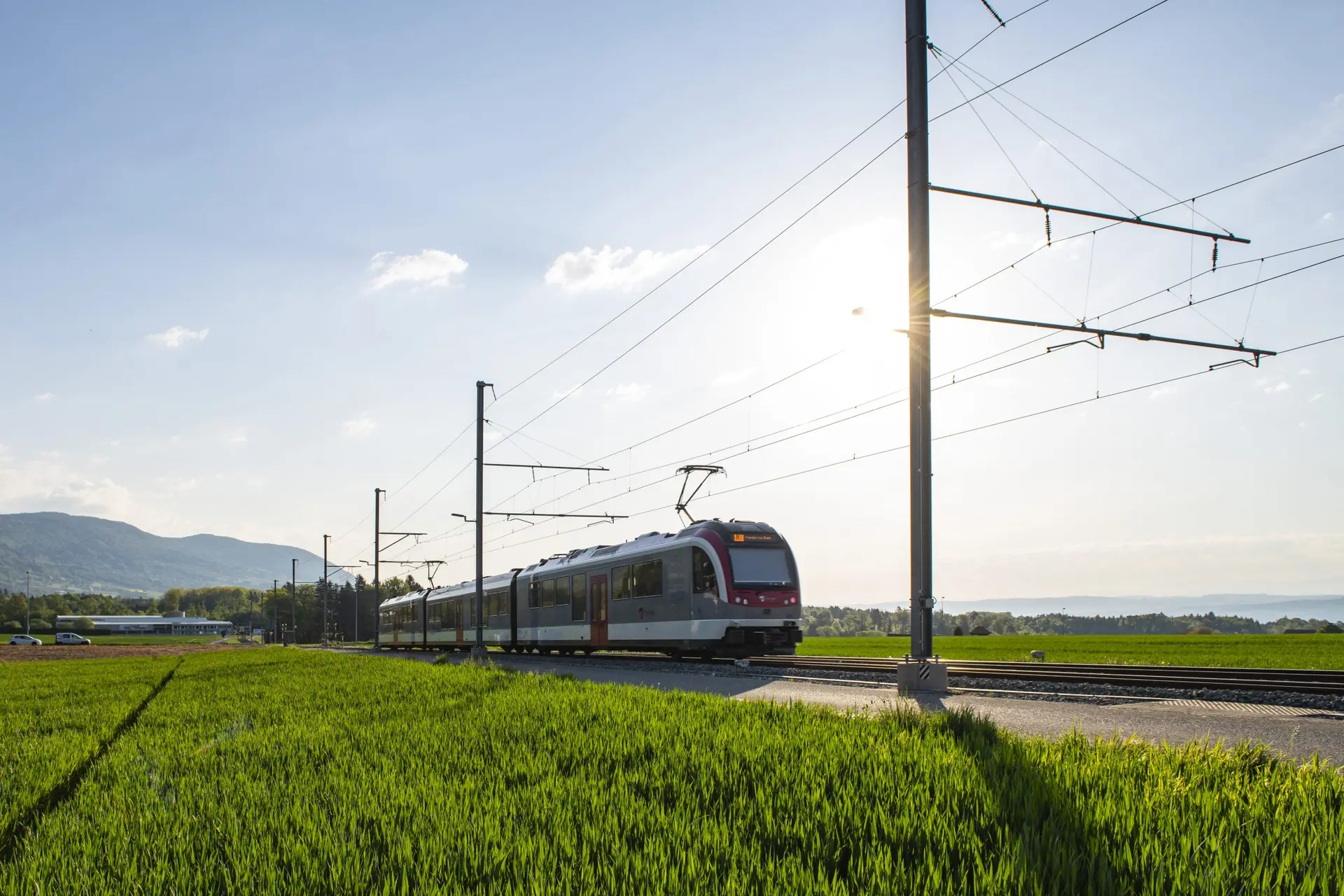 Image par défaut TRAVYS - Paysage ferroviaire avec train régional Image par défaut TRAVYS - Paysage ferroviaire avec train régional